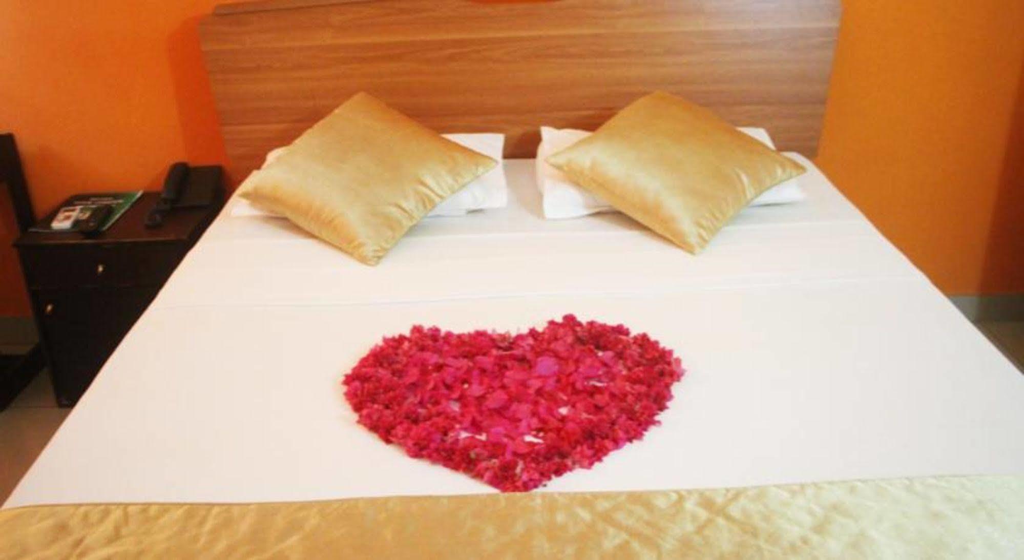 Hotel Eden Garden Σιγκιρίγια Εξωτερικό φωτογραφία